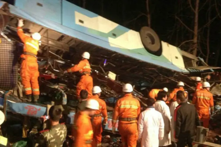 Equipes de resgate procuram sobreviventes após ônibus cair de ponte no rio Yangtze Jingzhou em Jingzhou, na China (REUTERS / Stringer)