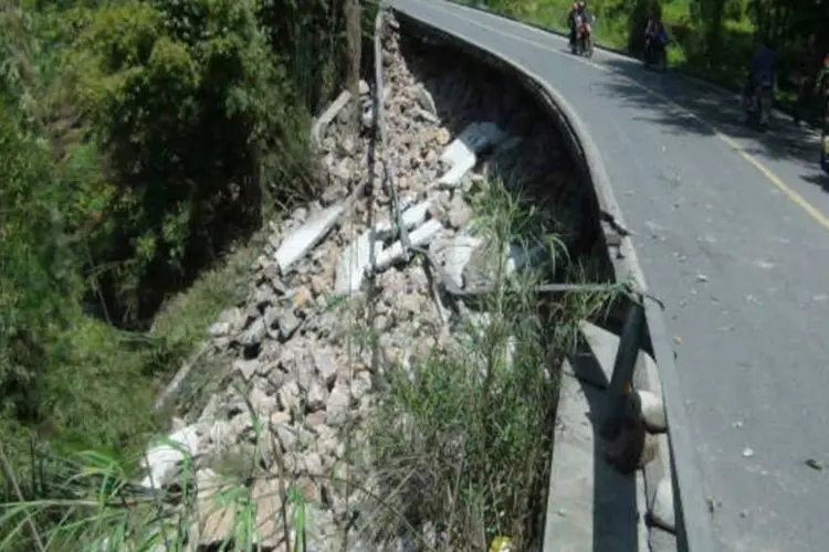 
	Parte de uma estrada desabou na prov&iacute;ncia de Sichuan, na China, depois de um terremoto atingir a regi&atilde;o em abril de 2013
 (ChinaFotoPress/Getty Images)