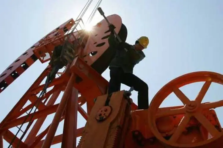 
	&Agrave;s 9h20 (hor&aacute;rio de Bras&iacute;lia), o contrato do petr&oacute;leo para abril negociado na Nymex ca&iacute;a 0,88%, para US$ 92,29 o barril
 (Getty Images)