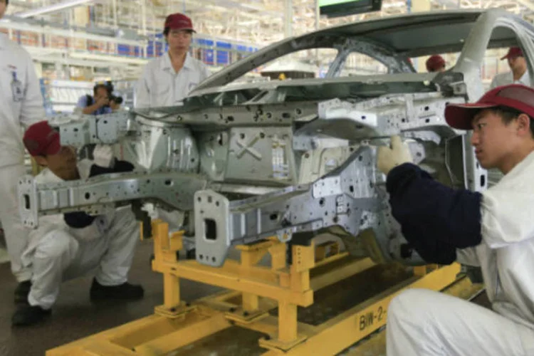 
	F&aacute;brica de autom&oacute;veis na China: a receita total subiu 11,0% para 5,6 trilh&otilde;es de yuans entre janeiro e julho
 (Nelson Ching/Bloomberg)