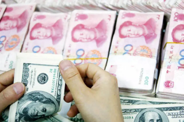 Renminbi, moeda chinesa, e dólar americano: preços ao produtor recuaram 1,6% em relação a igual mês de 2012 (ChinaFotoPress/Getty Image)