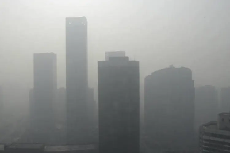 
	Edif&iacute;cios s&atilde;o vistos em meio a uma neblina pesada causada pela polui&ccedil;&atilde;o, no distrito central de neg&oacute;cios de Pequim, na China
 (REUTERS/Jason Lee)
