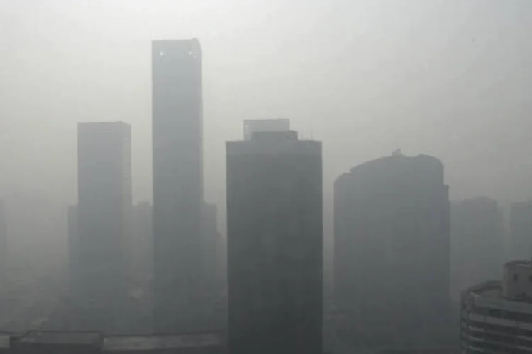 
	Edif&iacute;cios s&atilde;o vistos em meio a uma neblina pesada causada pela polui&ccedil;&atilde;o, no distrito central de neg&oacute;cios de Pequim, na China
 (REUTERS/Jason Lee)