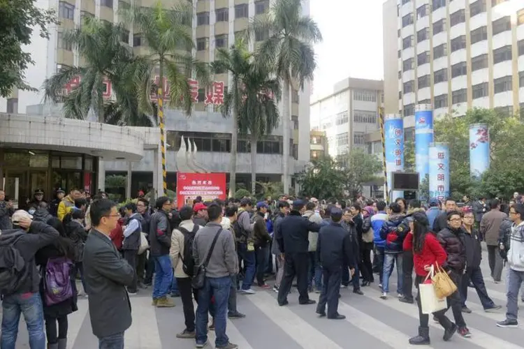 
	Manifestantes se re&uacute;nem em frente &agrave; sede do jornal Southern Weekly, em Guangzhou
 (REUTERS / James Pomfret)