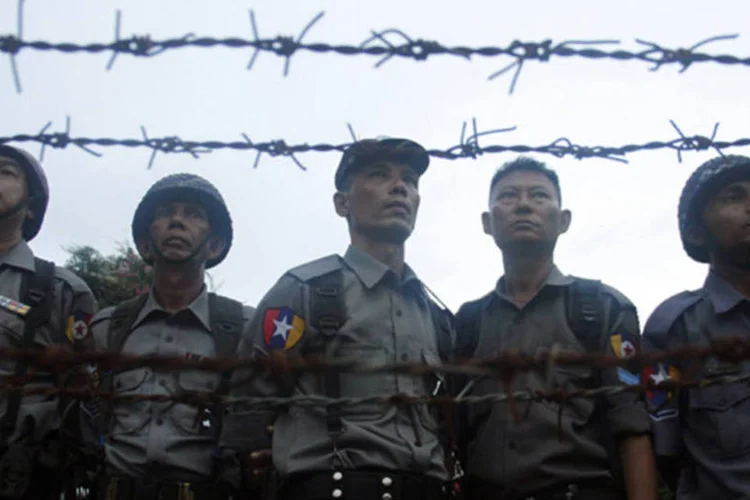 
	Policiais chineses:&nbsp;tr&aacute;fico de menores &eacute; um problema grave na China, onde as pol&iacute;ticas de controle demogr&aacute;fico apontaram uma tend&ecirc;ncia a favor da descend&ecirc;ncia masculina
 (Reuters/Minzayar)