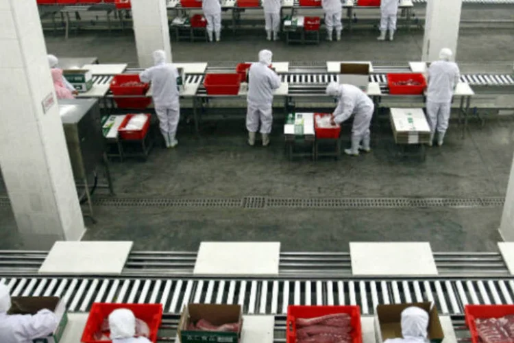 
	Ind&uacute;stria de carnes na China: economistas alertam que fraqueza da atividade industrial e dif&iacute;ceis condi&ccedil;&otilde;es econ&ocirc;micas v&atilde;o chegar &agrave; economia de servi&ccedil;os
 (REUTERS/Stringer)