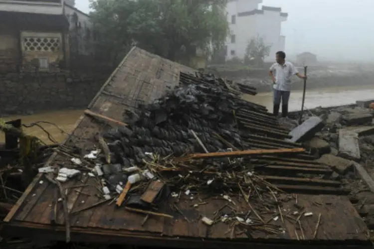 Destruição causada por forte chuva em vila na China (REUTERS/China Daily)