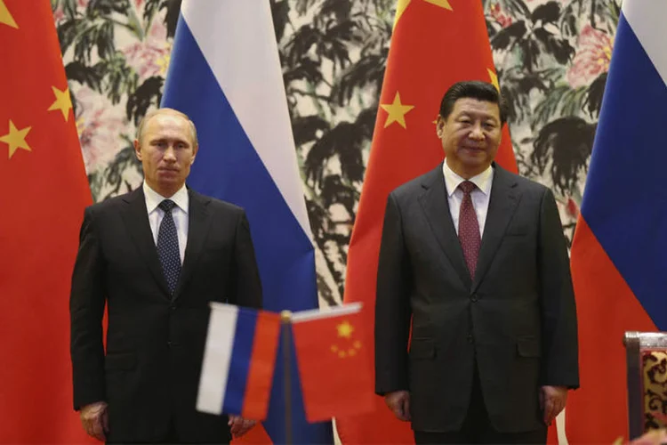 
	Presidente russo Vladimir Putin e o presidente chin&ecirc;s Xi Jinping: Pa&iacute;ses vivem um bom momento em suas rela&ccedil;&otilde;es
 (Reuters/How Hwee Yong/Pool)
