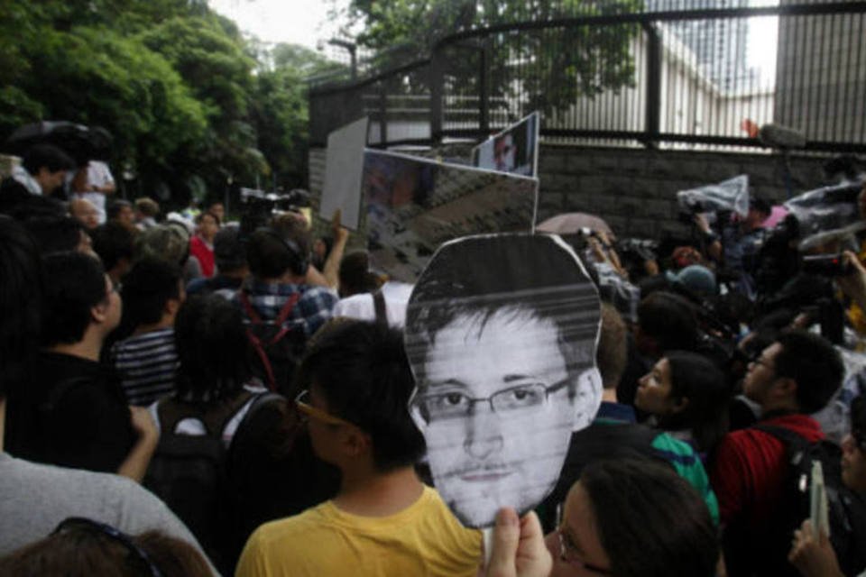 Manifestante segura foto de Edward Snowden em protesto em frente à embaixada dos Estados Unidos na China (REUTERS/Bobby Yip)