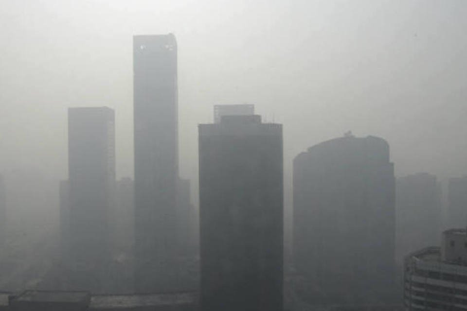 Edifícios são vistos em meio a uma neblina pesada causada pela poluição, no distrito central de negócios de Pequim, na China  (REUTERS/Jason Lee)