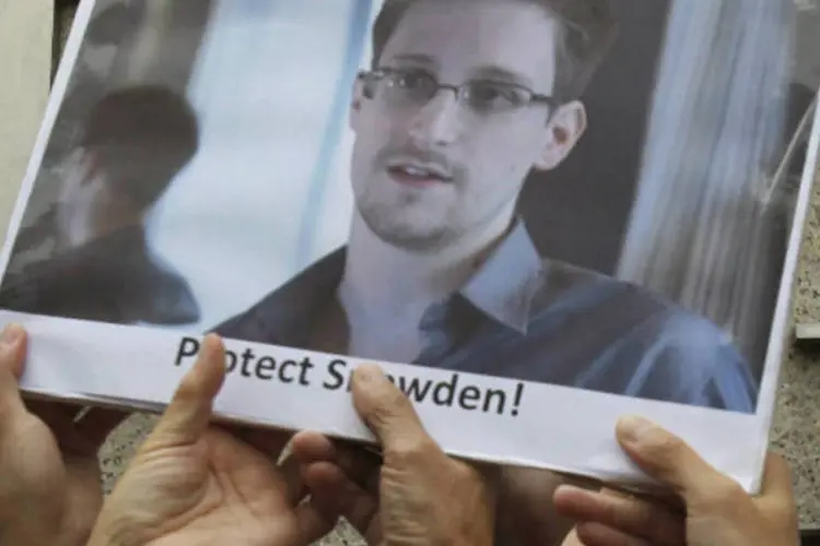 
	Apoiadores de Edward Snowden, ex-funcion&aacute;rio da Ag&ecirc;ncia Nacional de Seguran&ccedil;a (NSA), fazem protesto em frente ao Consulado dos EUA em Hong Kong
 (REUTERS / Bobby Yip)