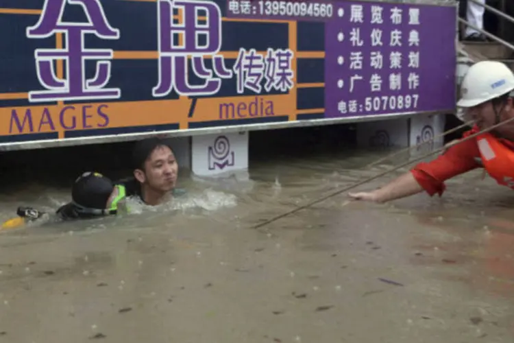 Equipe resgata homem que ficou preso em loja após enchente na China (REUTERS/China Daily)