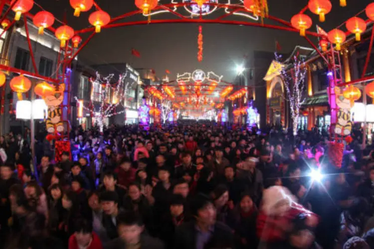 Em Pequim, pessoas participam de festival na rua Qianmen.
 (ChinaFotoPress/Getty Images)