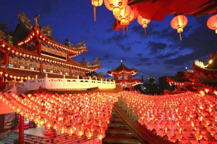 Em Kuala Lumpur, na Malásia, lanternas decoram um templo chinês para as comemorações do Ano Novo (REUTERS/Samsul Said)