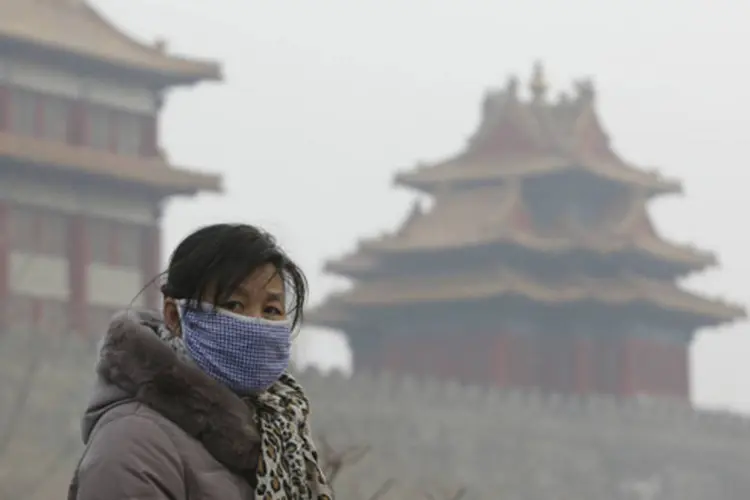 
	Visitante usa m&aacute;scara do lado de fora da Cidade Proibida no centro de Pequim: h&aacute; duas semanas, a cidade registrou os piores n&iacute;veis hist&oacute;ricos de polui&ccedil;&atilde;o
 (Jason Lee/Reuters)