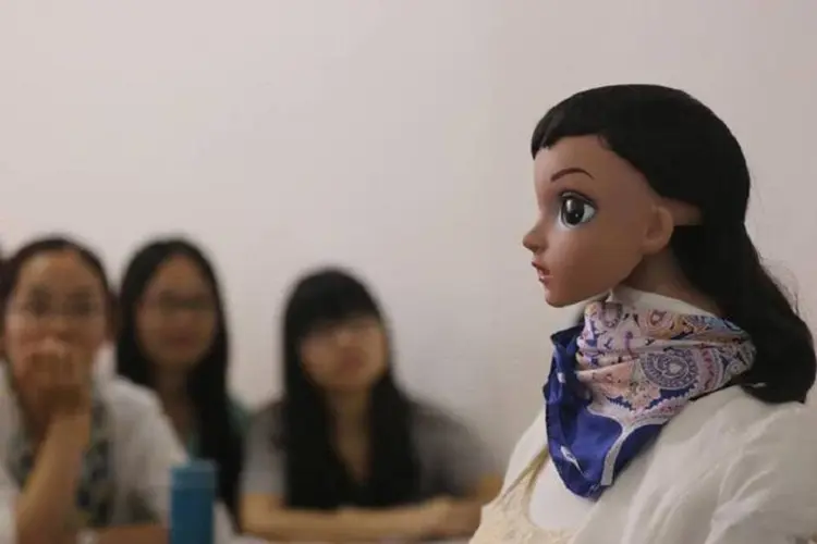 Robô ensinando: a máquina deu aulas aos estudantes chineses na Universidade Jiujiang (Divulgação/China.org)