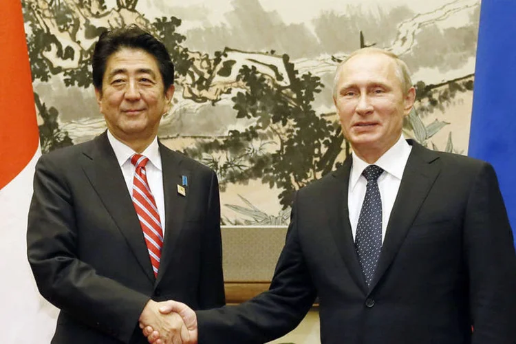 
	Presidente russo Vladimir Putin e o primeiro-ministro japon&ecirc;s Shinzo Abe: &quot;&Eacute; profundamente lament&aacute;vel... E fere os sentimentos do povo japon&ecirc;s&quot;
 (Reuters/Kyodo)