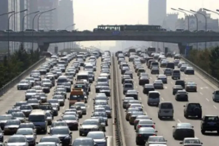 Carros na China: vendas totalizaram 28,88 milhões de veículos no ano passado, alta de 3% em relação a 2016 (AFP/Liu Jin/AFP)