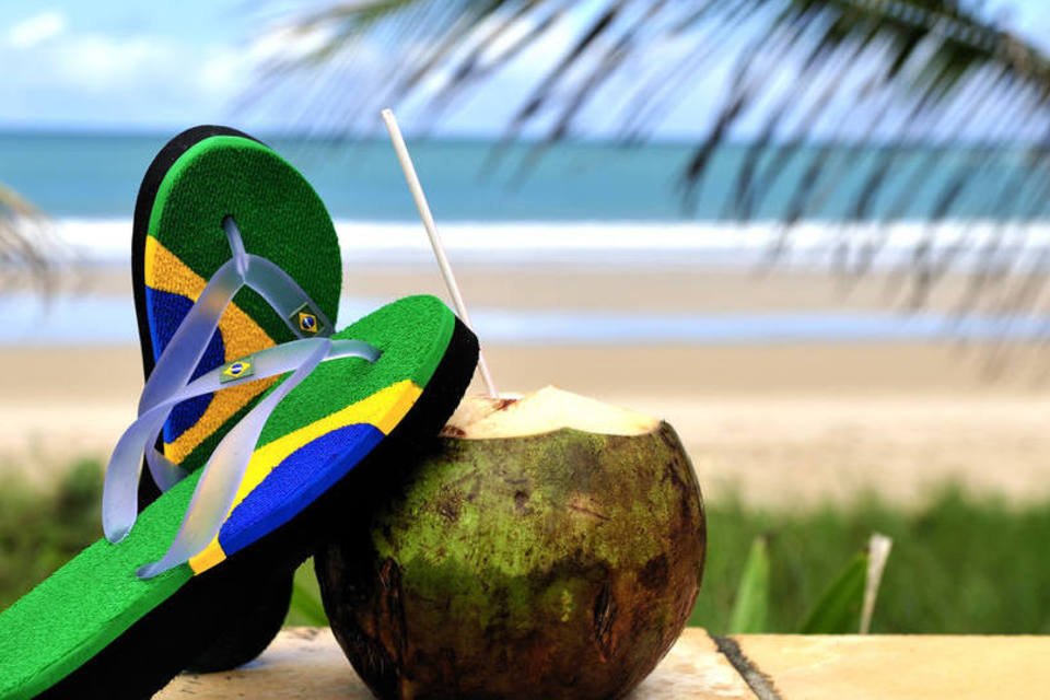 Com dólar alto, brasileiros buscam viagens mais econômicas