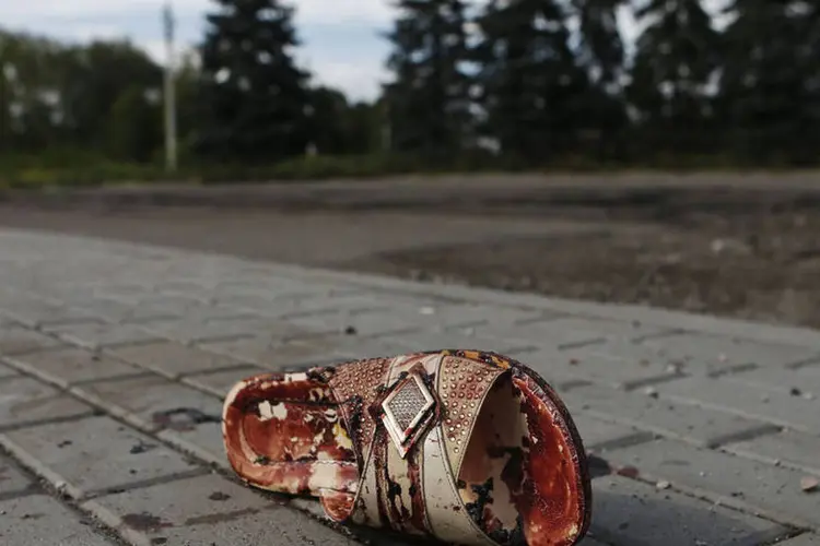 
	Chinelo ensanguentado ap&oacute;s bombardeio na periferia de Donetsk, na Ucr&acirc;nia
 (REUTERS/Maxim Shemetov)