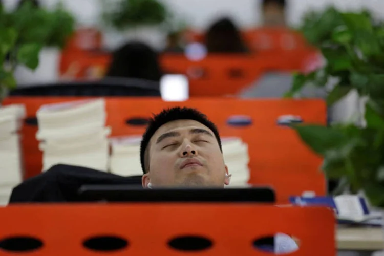 Descanso e trabalho ocupam o mesmo espaço na China (Jason Lee/Reuters)
