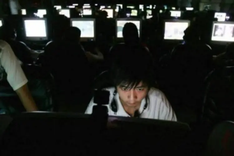 Chinês em frente ao computador (Getty Images)