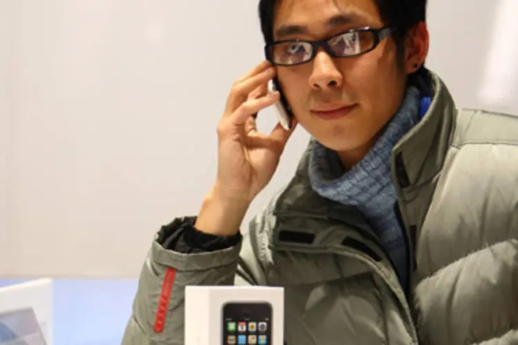 Consumidor utiliza iPhone durante lançamento do gadget na China (.)
