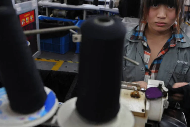
	Trabalhadora em uma f&aacute;brica de roupas: autoridades chinesas prometeram modificar o sistema de &quot;reeduca&ccedil;&atilde;o atrav&eacute;s do trabalho&quot;, em funcionamento desde 1950
 (Reuters)
