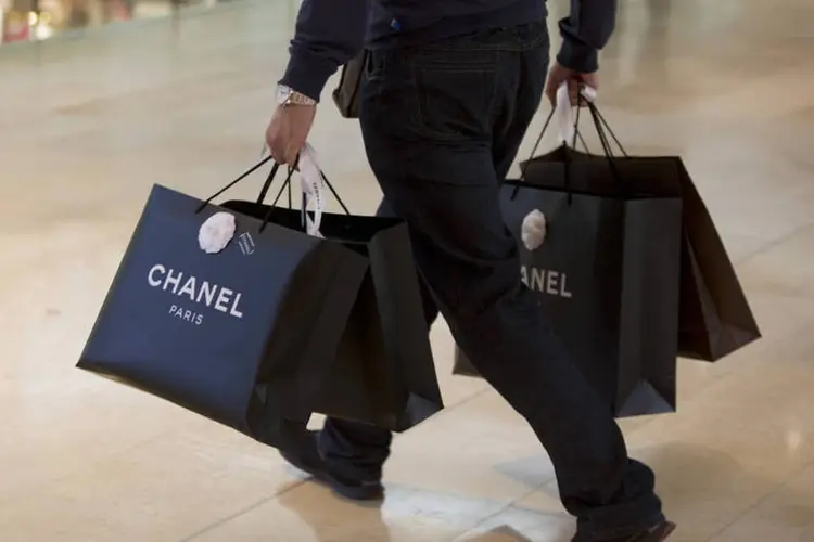 
	Pessoa faz compras em shopping: setor encerrou 2013 com 38 novos empreendimentos no pa&iacute;s, sendo que metade foram inaugurados fora de capitais
 (Brent Lewin/Bloomberg)