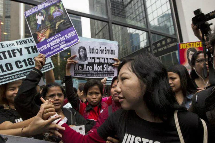 O caso ganhou repercussão por expôr as condições de trabalho vulneráveis dos imigrantes na Ásia e no Oriente Médio; mais da metade dos 330 mil empregados domésticos em Hong Kong são da Indonésia (REUTERS/Tyrone Siu)