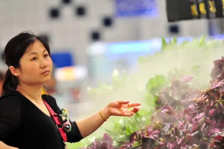 
	Mulher faz compras em supermercado em Jiujiang, na China
 (ChinaFotoPress/Getty Images)