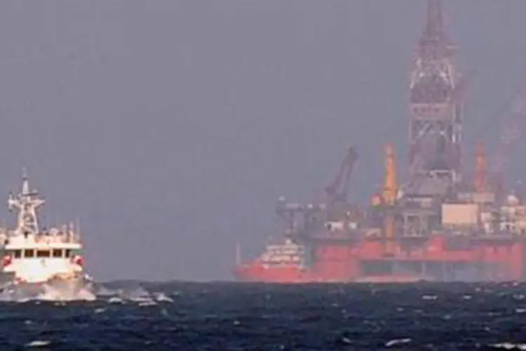 Um navio chinês atraca próximo à área de disputa no Mar do Sul da China (Hoang Dinh Nam/AFP)
