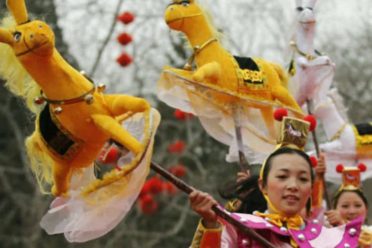 Chineses comemorando a chegada do Ano do Cavalo, em Pequim: na China, o cavalo representa tradicionalmente a lealdade e a energia (Kim Kyung-Hoon/Reuters)
