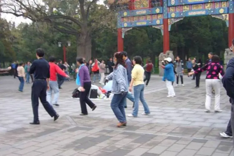 Chineses em parque: governo de Xangai lançou nova campanha contra o "chinglish" (Pauline/Wikimedia Commons)