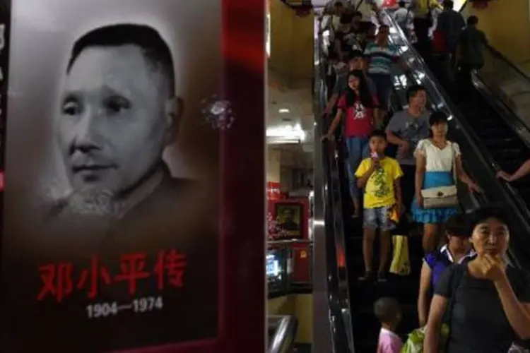 Chineses são vistos em centro comercial de Pequim: governo anunciou corte de salários de executivos das estatais (Greg Baker/AFP)