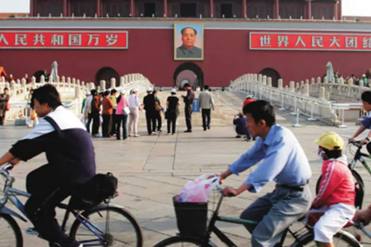 Chineses passam pela Praça da Paz Celestial, em Pequim: será o 6º censo realizado na China desde a fundação da República Popular, em 1949 (.)