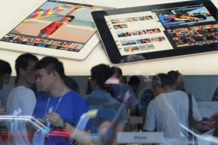 Chineses em loja da Apple: Cai Bin é suspeito de não ter declarado o patrimônio, que seria composto por 21 imóveis (©AFP / Peter Parks)