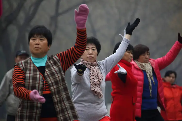 Chineses praticando dança publicamente em Beijing (Tomohiro Ohsumi/Bloomberg)