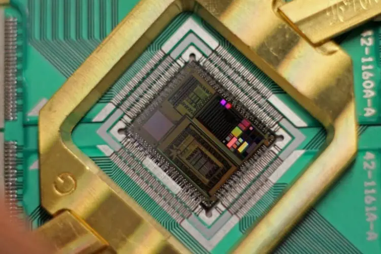 
	Chips: quanto maior a quantidade de transistores, mais potentes eles s&atilde;o
 (D-Wave Systems Inc.)