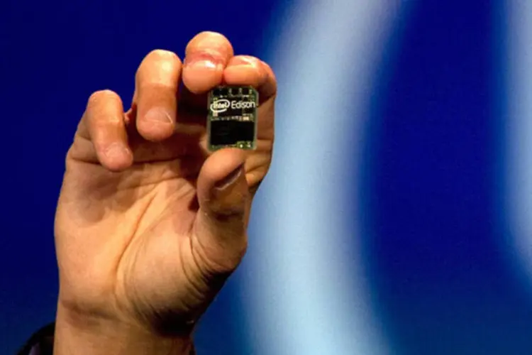 
	Chip da Intel: a Intel poder&aacute; reunir seus chips de processamento com os pequenos chips program&aacute;veis da Altera
 (David Paul Morris/Bloomberg)