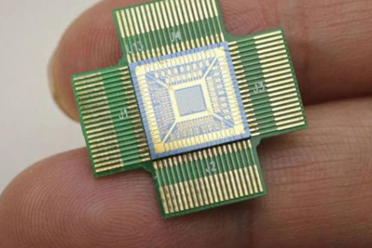 O chip: acoplado a telefone, permite a qualquer um detectar concentrações de substâncias químicas no ar (Dominic Hart/NASA)