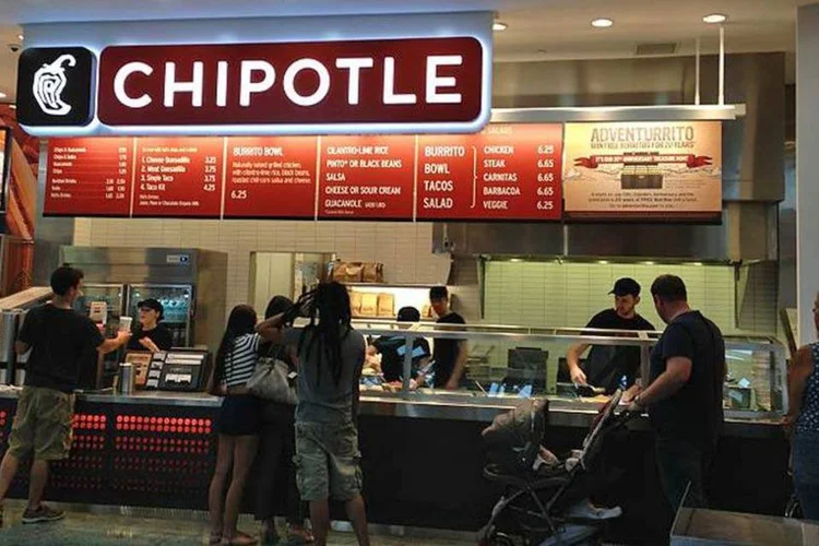 Em julho passado, a Chipotle anunciou que havia usado um robô para cortar abacates (Wikimedia Commons)
