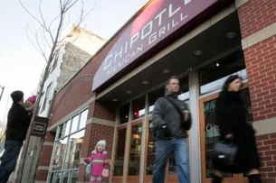 Jovens estão indo menos a restaurantes nos EUA; o que explica o movimento?