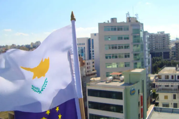 Bandeiras do Chipre e da União Europeia em prédio: a ilha é dividida entre uma parte grega e outra turca e as negociações para reunificação estão paralisadas (EUCyprus/Wikimedia Commons)