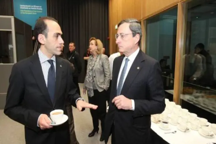 Harris Georgiades, ministro das finanças do Chipre e Mario Draghi, presidente do Banco Central Europeu em encontro informal  (Getty Images)