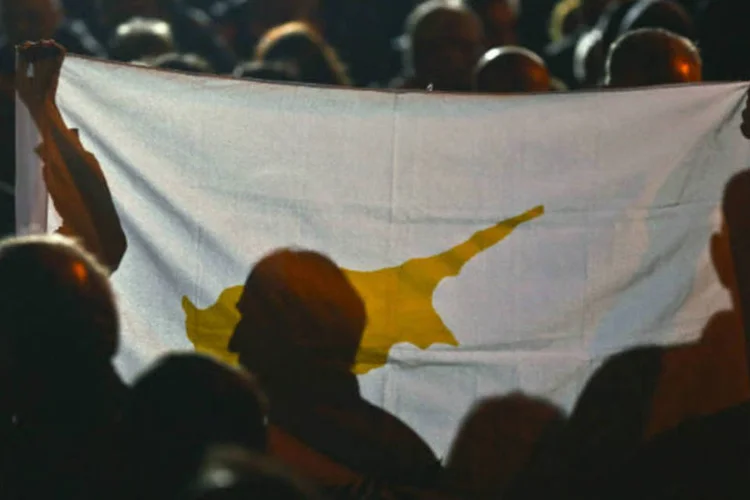 
	Manifestantes seguram bandeira do Chipre: repercuss&otilde;es do resgate ao pa&iacute;s estar&atilde;o no topo da agenda de discuss&otilde;es
 (REUTERS/Yannis Behrakis)