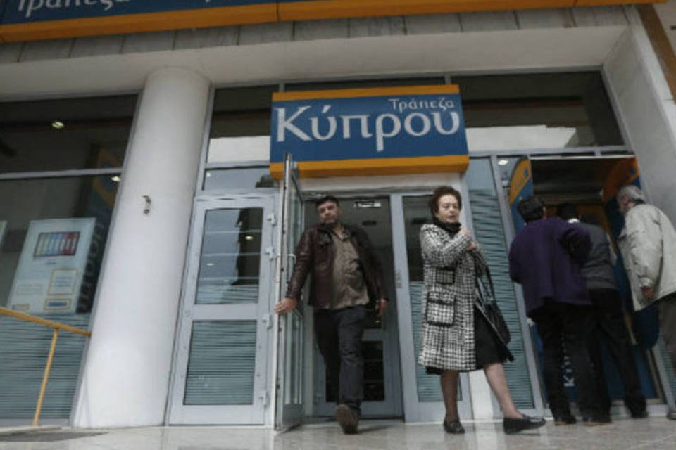 Sucursais de bancos cipriotas reabrem na Grécia
