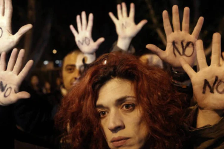 
	Manifestantes protestam no Chipre:&nbsp;caso seja finalmente resgatado, o Chipre se converter&aacute; no quinto programa de resgate na Eurozona desde a eclos&atilde;o da crise.
 (REUTERS / Yorgos Karahalis)