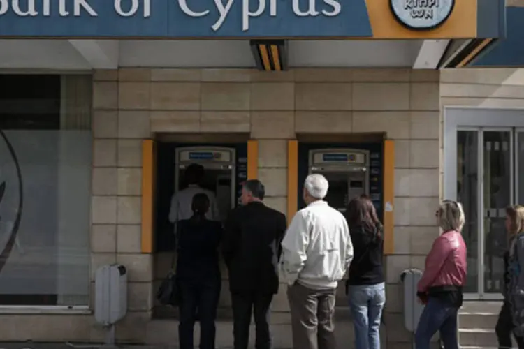 
	Pessoas fazem fila em caixa eletr&ocirc;nico no Chipre: os bancos no Chipre est&atilde;o fechados desde 16 de mar&ccedil;o e os saques s&oacute; podiam ser realizados, com restri&ccedil;&otilde;es de quantia, em caixas eletr&ocirc;nicos
 (Yorgos Karahalis / Reuters)