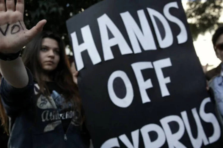 
	Manifestantes participam de com&iacute;cio anti-resgate do Chipre: pa&iacute;s provocou novos temores na zona do euro
 (REUTERS / Yorgos Karahalis)